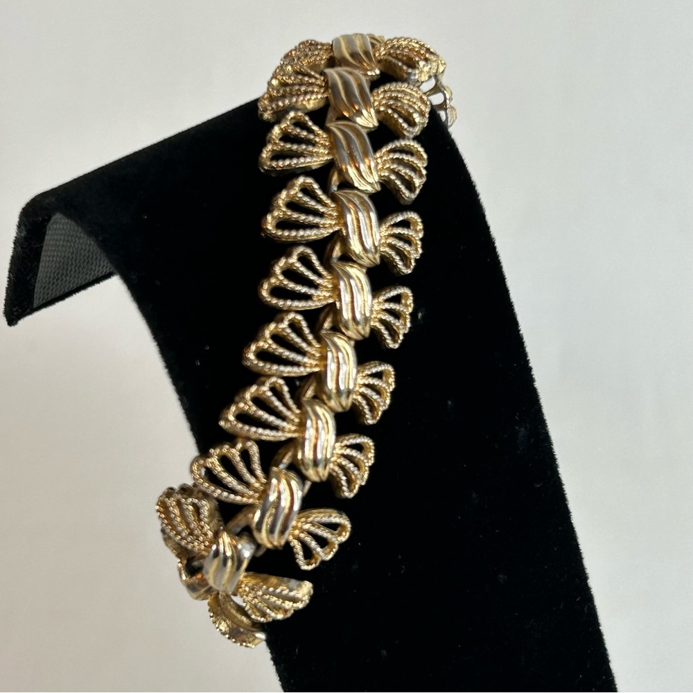 Vintage Monet Gold Tone Link Bracelet Textured Bow Design Signed